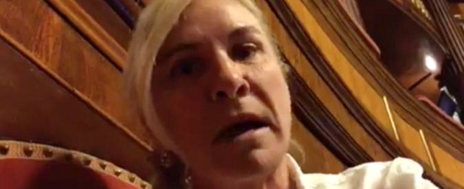 Copertina di Rosatellum, sceneggiata della senatrice M5S in Senato. Litiga con la commessa per la sua diretta Facebook