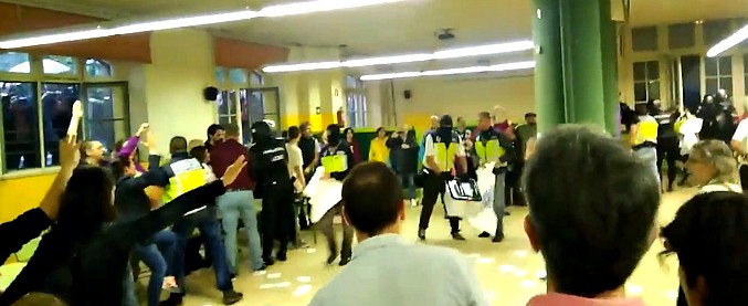 Copertina di Referendum Catalogna, polizia fa irruzione nel seggio di Ramon Llul a Barcellona