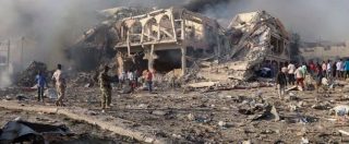 Copertina di Mogadiscio, due camion-bomba esplodono davanti a hotel: oltre 230 morti. Governo: “È stato Al Shaabab” – FOTO