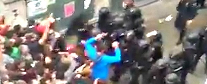 Copertina di Referendum Catalogna, le immagini delle cariche della polizia riprese dall’alto