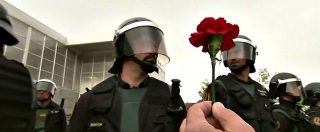 Copertina di Referendum Catalogna, fiori rossi agli agenti: la protesta pacifica di Girona
