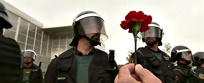 Copertina di Referendum Catalogna, fiori rossi agli agenti: la protesta pacifica di Girona
