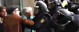 Copertina di Referendum Catalogna, agenti in tenuta antisommossa trascinano via un anziano dal seggio