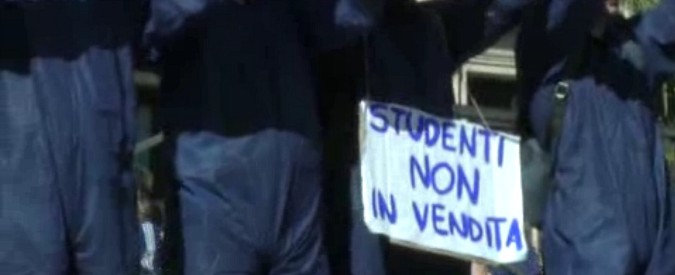 Copertina di Studenti al Miur vestiti da operai contro l’alternanza scuola-lavoro: “Formazione gratuita e statuto”