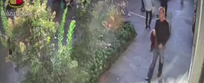 Copertina di Milano, l’11 settembre molestò bimba di 6 anni in androne palazzo. Polizia diffonde video del sospetto