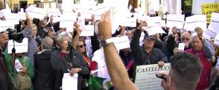 Copertina di Sisma, la protesta dei terremotati davanti a Montecitorio: “Non ci rappresentate, stracciamo le tessere elettorali”