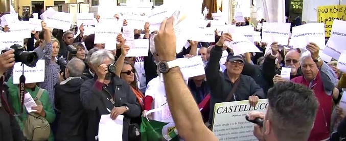 Copertina di Sisma, la protesta dei terremotati davanti a Montecitorio: “Non ci rappresentate, stracciamo le tessere elettorali”