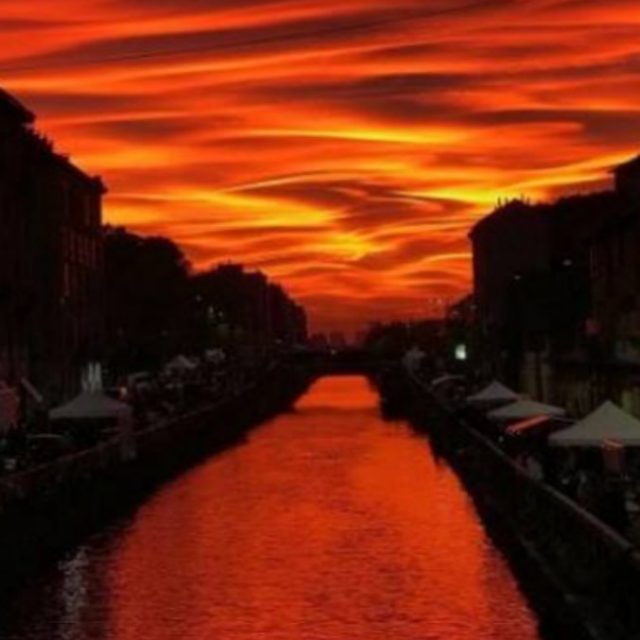 Milano, il tramonto con dune rosse e scie illumina il cielo. Su Twitter foto e commenti: “Tutti aggressivi e duri di cuore, arriva un tramonto e guarda qua”
