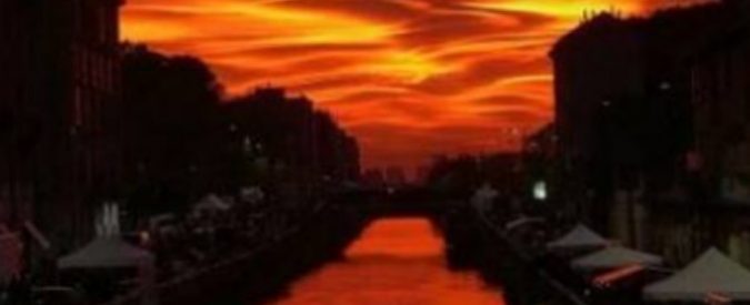 Milano, il tramonto con dune rosse e scie illumina il cielo. Su Twitter foto e commenti: “Tutti aggressivi e duri di cuore, arriva un tramonto e guarda qua”
