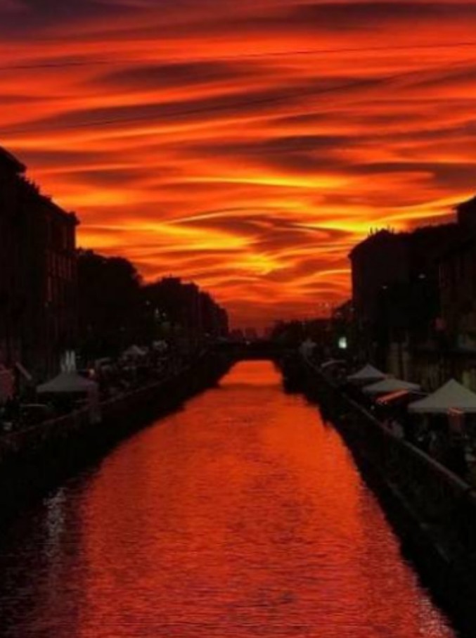 Copertina di Milano, il tramonto con dune rosse e scie illumina il cielo. Su Twitter foto e commenti: “Tutti aggressivi e duri di cuore, arriva un tramonto e guarda qua”