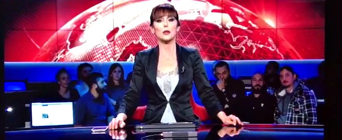 Copertina di Sky, va in onda l’ultimo tg dalla sede di Roma: il saluto commosso di giornalisti e tecnici in diretta tv