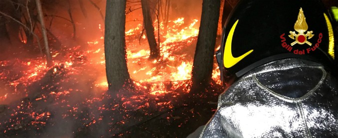 Copertina di Varese, da cinque giorni brucia il parco regionale del Campo dei Fiori. Sindaco: “Chi ha visto denunci”