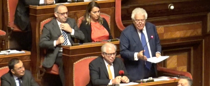 Copertina di Rosatellum, Verdini rivendica “supplenza politica” e chiede rispetto. Bagarre in Aula, M5s esce appena apre bocca