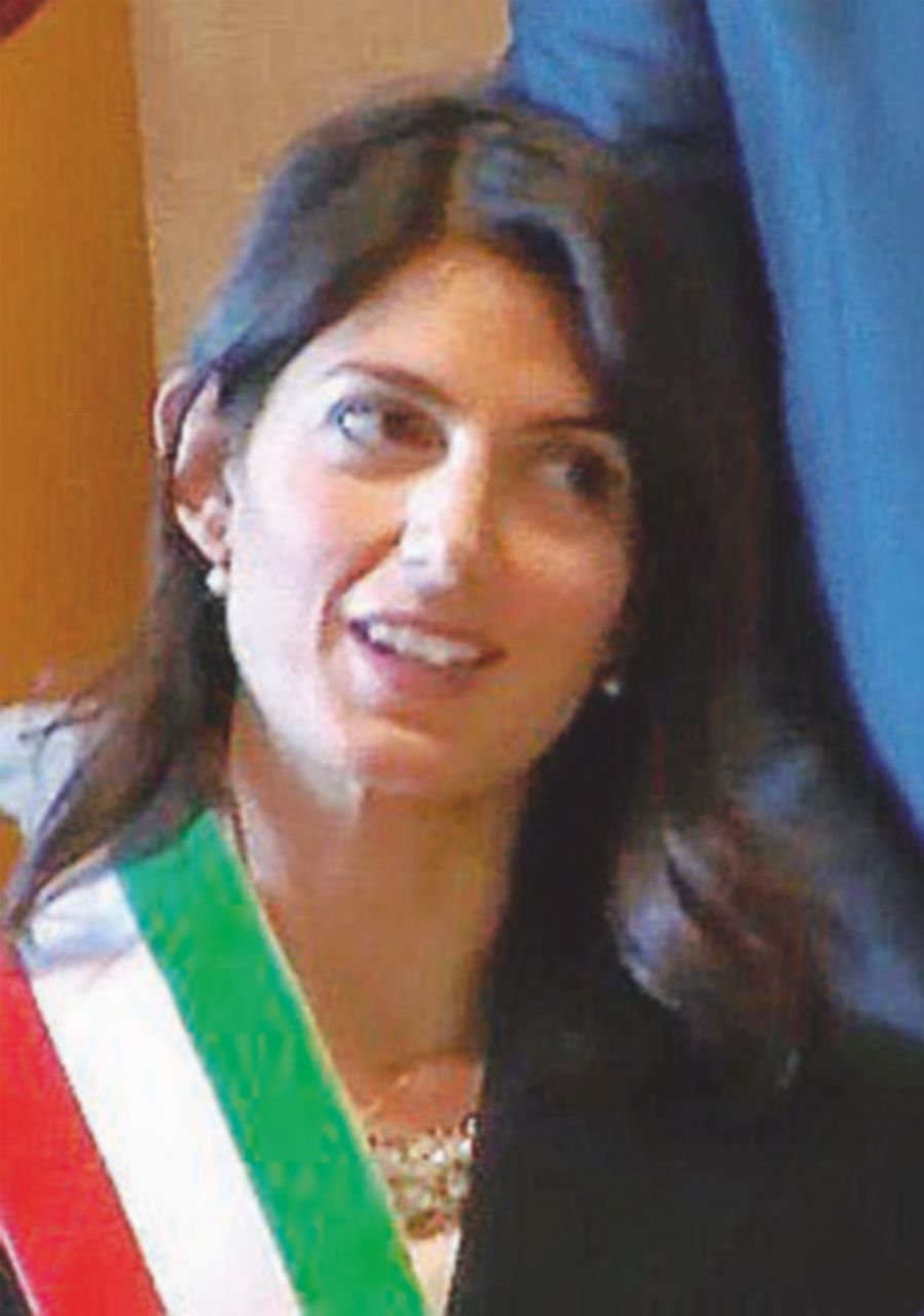 Raggi: “Roma sempre fiera antifascista”. E poi canta Bella ciao