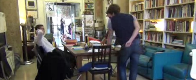 Copertina di Roma, l’impegno dei giovani per salvare la libreria: “Per noi è una seconda famiglia”. E raccolgono 20 mila euro