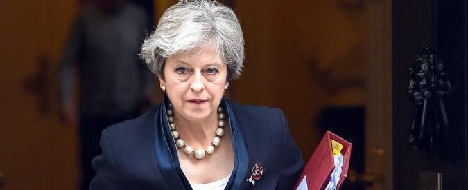 Gb, Theresa May istituisce il ministero della Solitudine: una “piaga” nazionale che riguarda di 9 milioni di persone