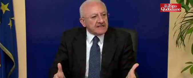 Copertina di De Luca: “Sicilia? Ha vinto Musumeci anche grazie al candidato squinternato col cognome sbagliato”. E attacca Di Maio e M5s