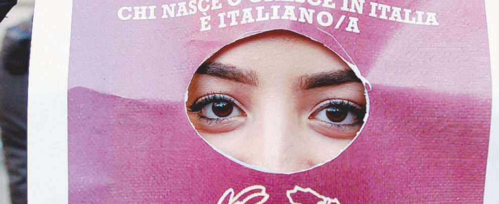Italiani - Una ragazza manifesta per lo Ius soli - La Presse Altro che Ius soli: 265 mila già in fila per la cittadinanza