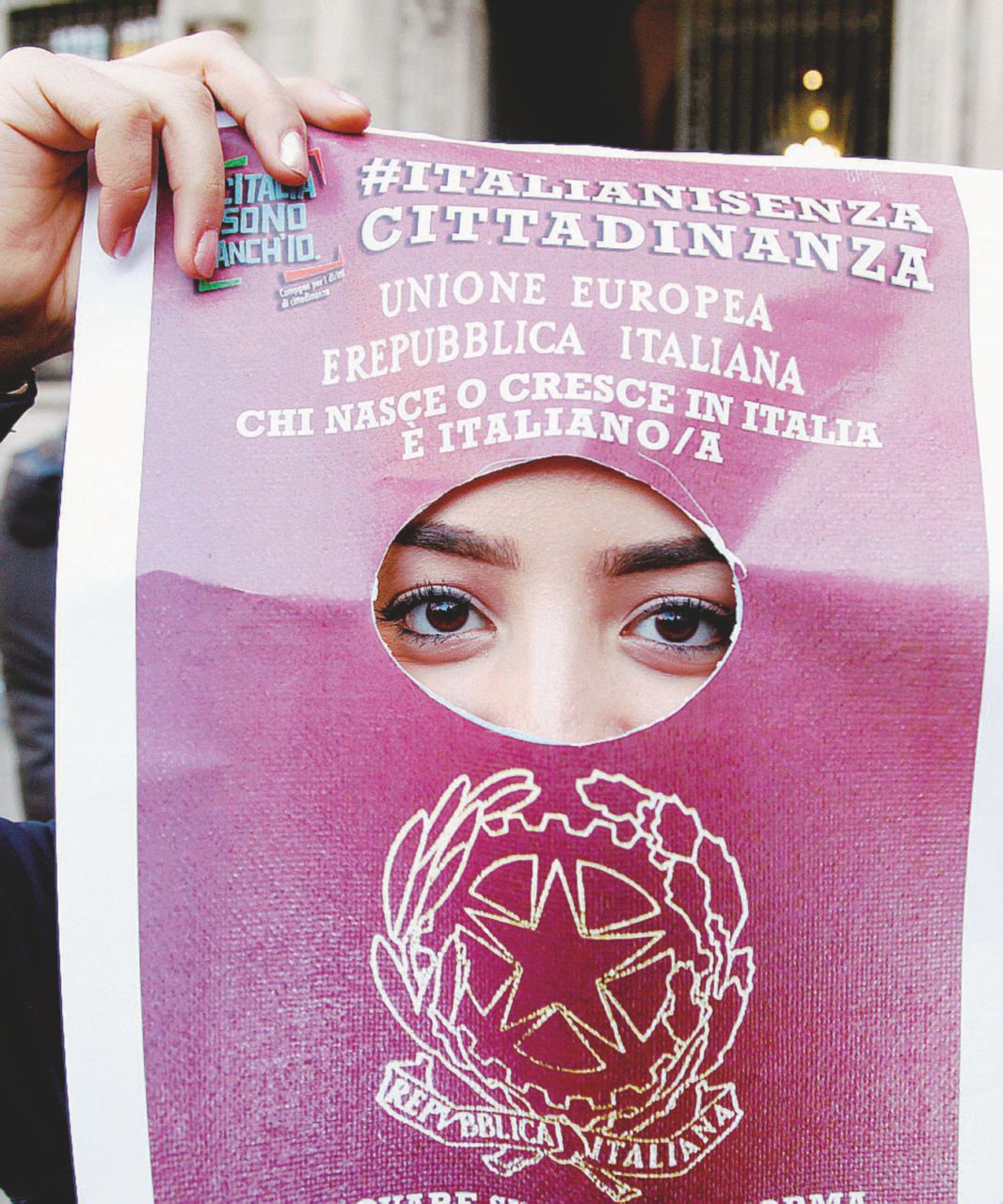 Italiani - Una ragazza manifesta per lo Ius soli - La Presse Altro che Ius soli: 265 mila già in fila per la cittadinanza