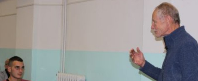 Copertina di Erri De Luca fa lezione scrittura in carcere. Amore e animali, i racconti dei detenuti: “Io parlo di un cane nato per amare'”