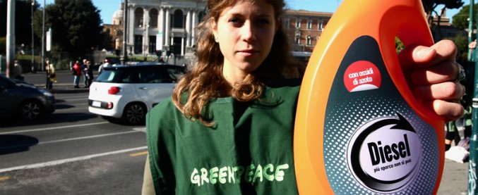 Copertina di Smog, il flash mob di Greenpeace ai semafori delle strade più trafficate di 23 città: “Il diesel minaccia i polmoni” – FOTO