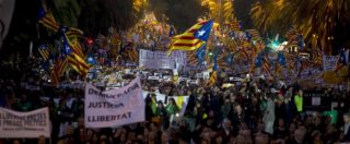 Copertina di Catalogna, in 750mila alla marcia tra le vie di Barcellona per chiedere la liberazione dei membri del Govern