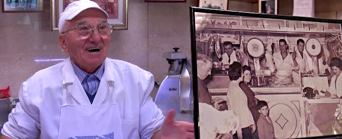 Copertina di Pensione uguale prigione, a 82 anni Giuseppe riapre la macelleria. “Ho detto a mia moglie: Giancarla, io vado giù…”