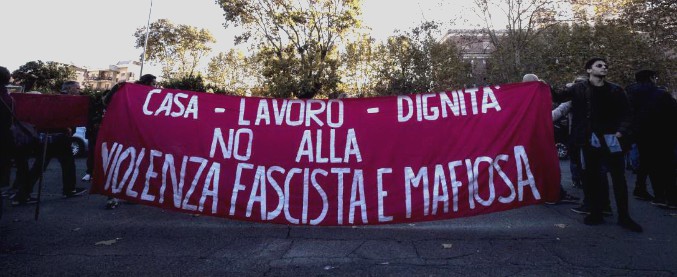 Copertina di Ostia, partita la marcia per la legalità. Raggi: “Manifestazione dei cittadini, non siamo qui per la campagna elettorale”