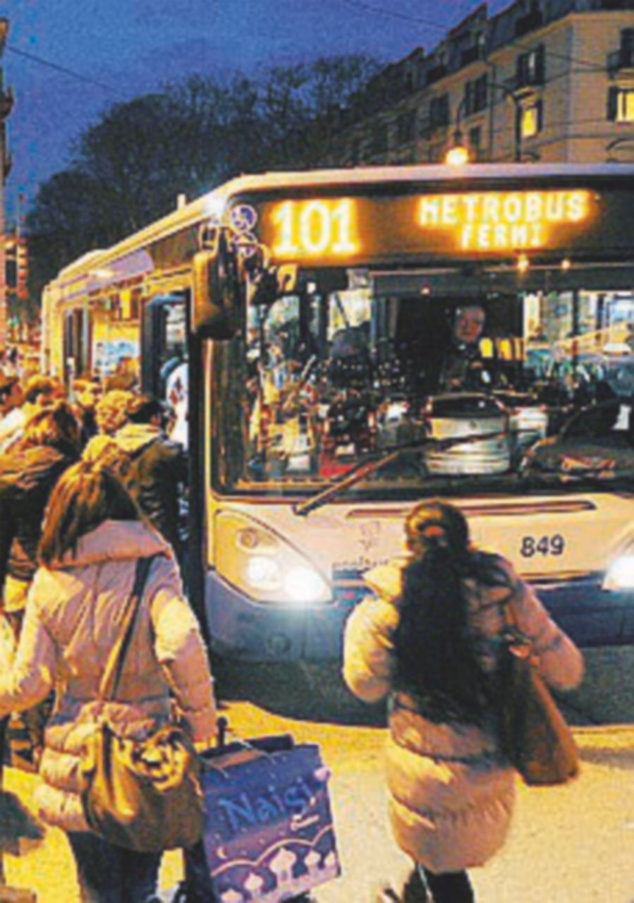 Copertina di Ragazzina di colore insultata e aggredita sul bus: denuncia