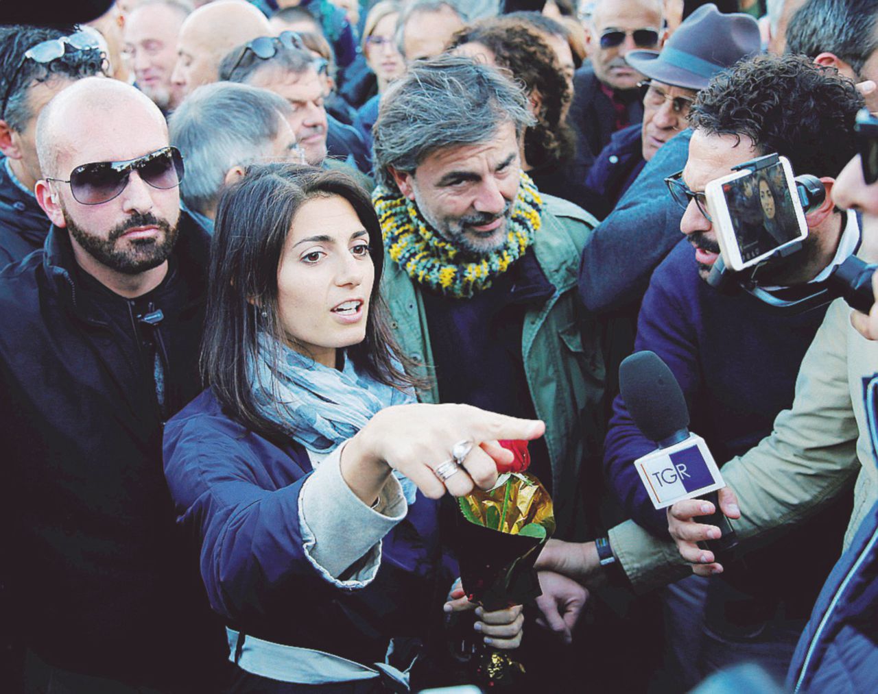 Raggi sfila accanto alla sinistra: “Bello stare qui con loro”