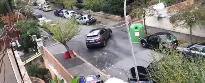 Copertina di Roma nord, danneggia diverse auto e abbatte un palo della luce. E in retro finisce dentro al palazzo