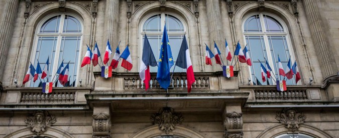 Copertina di Attentati Parigi, la Francia ricorda la strage del Bataclan due anni dopo. Il governo: “Oggi siamo molto più preparati”