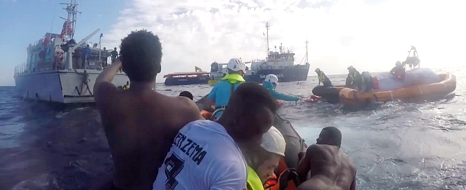 Copertina di Migranti, il filmato che accusa la Libia: frustate sul ponte e persone gettate in mare nel video integrale di Sea Watch