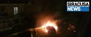 Copertina di Siracusa, in fiamme l’auto del sindaco renziano Garozzo: “Atto vile contro le scelte della mia amministrazione”