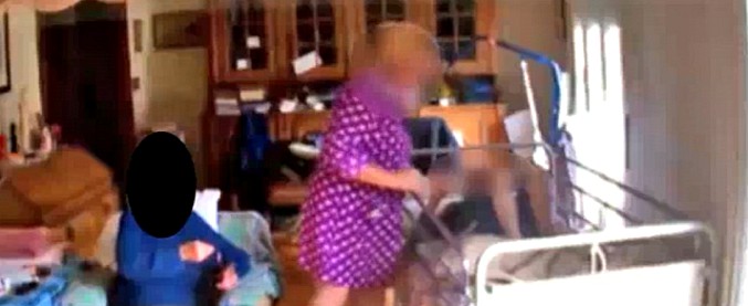 Copertina di Livorno, schiaffi e sputi a una donna anziana davanti al marito: il video che incastra la badante