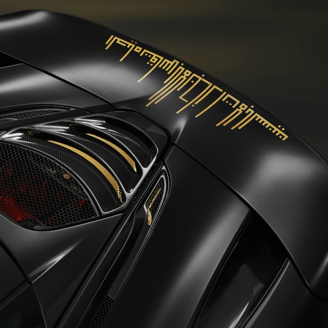 Copertina di McLaren 720S, oro e fibra di carbonio per la supercar con la “firma” del fondatore – FOTO