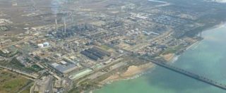 Copertina di Eni, chiesto processo per 5 dirigenti della Raffineria di Gela: “Inquinamento ambientale e gestione illegale di rifiuti”