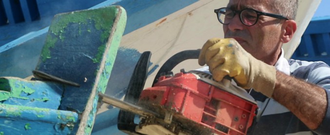 Copertina di Migranti, “davanti alle tragedie del Mediterraneo dovevo fare qualcosa: oggi coi barconi confiscati costruisco opere d’arte”