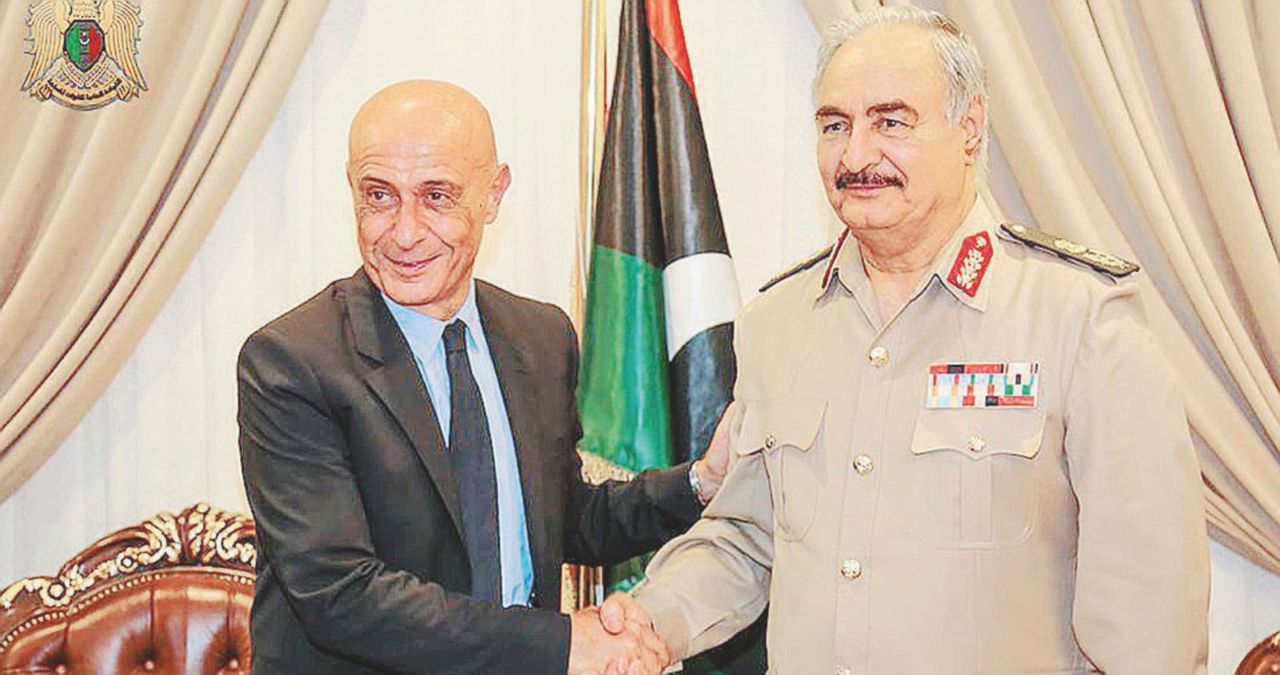 Uomo forte - Il ministro dell’Interno Minniti con Khalifa Haftar leader della Cirenaica vicino al presidente egiziano al-Sisi e alleato riluttante del premier tripolino Serraj - Ansa La politica dello struzzo non paga