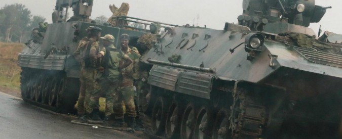 Copertina di Zimbabwe, colpo di Stato. Esercito: “Mugabe e la moglie arrestati”. Bbc: “Lei scappata in Namibia”