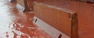 Copertina di Taranto, fiume rosso durante temporale: l’acqua si mescola con le polveri Ilva
