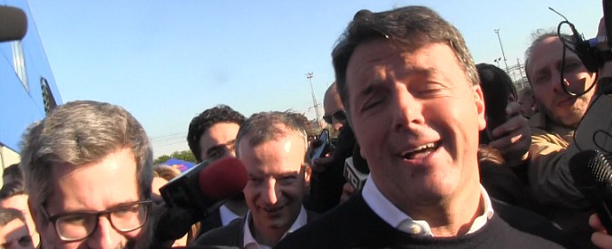 Copertina di Renzi in treno a Milano, lo accolgono 5 magliette gialle e una ressa di giornalisti. Ma fargli domande è inutile