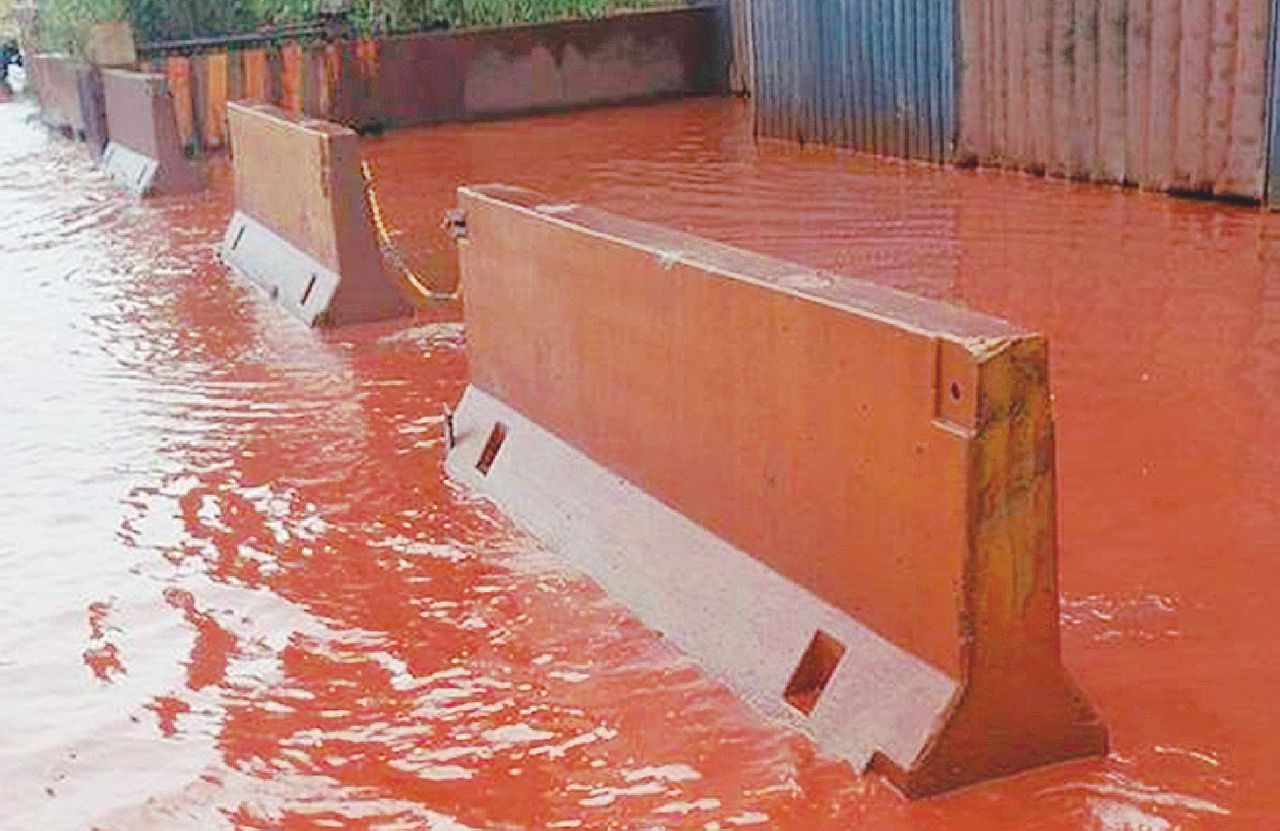 Piove, acqua rossa alle banchine Ilva: un fiume nelle strade e verso il mare
