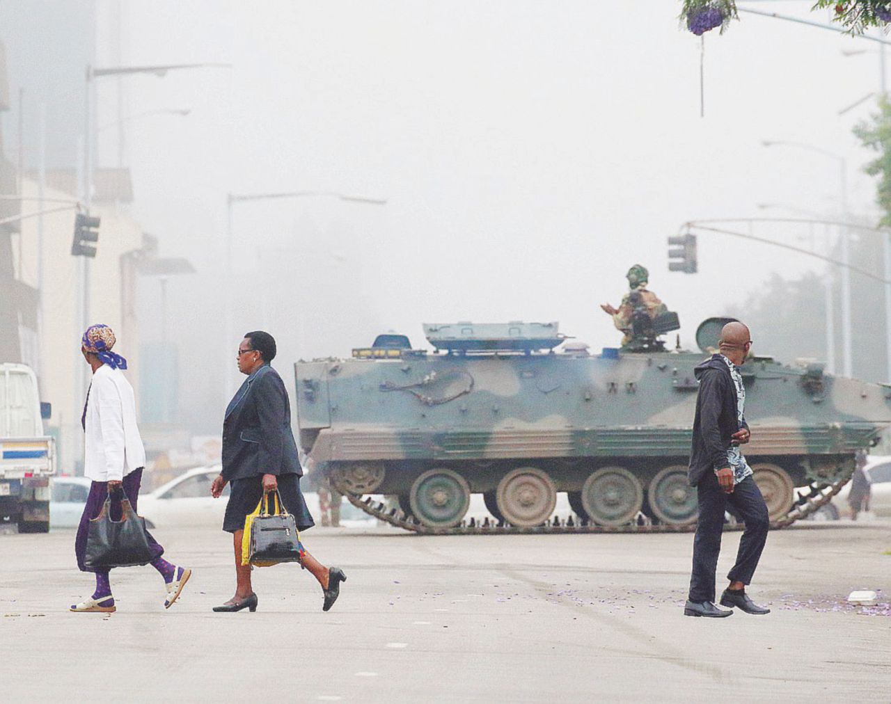 Copertina di Da rivoluzionario a “Dio”: la fine del mito Mugabe