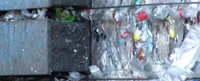 Plastica e rifiuti, il no della Cina modifica le rotte commerciali: Indonesia e Turchia diventano primi importatori mondiali