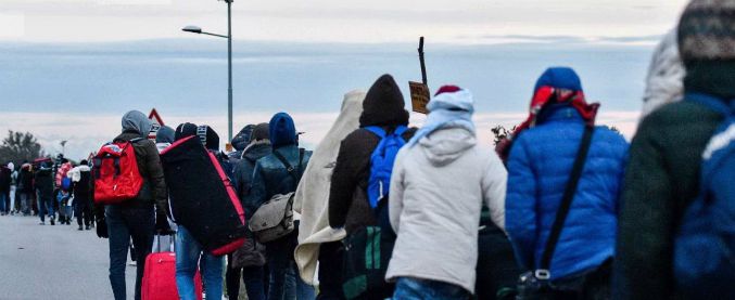 Copertina di Cona, 200 migranti in marcia protestano per condizioni del Centro: uomo muore investito. Poi passano la notte in chiesa