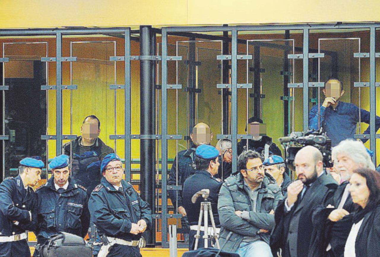 Copertina di Due pentiti inguaiano il processo alle cosche