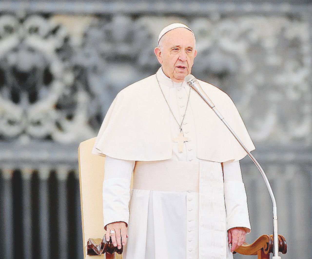Copertina di Il Papa ai medici (e alla Chiesa): basta giochini  su chi muore