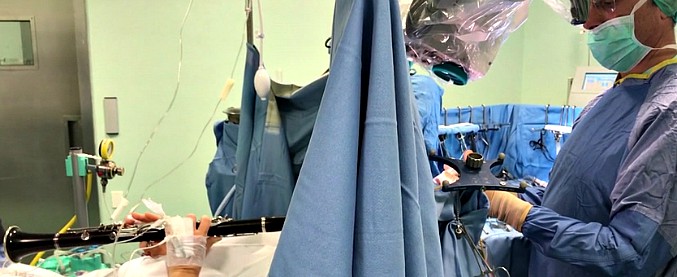Copertina di La operano al cervello mentre suona il clarinetto: l’eccezionale intervento all’ospedale Sant’Anna di Ferrara