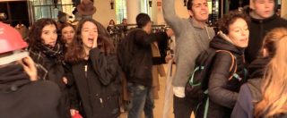 Copertina di Scuola-Lavoro, a Milano studenti occupano Zara. Storie di alternanza tra pela patate e assi da stiro: “E’ lavoro gratis”